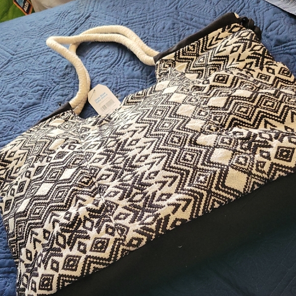 Time and Tru Handbags - Chic Black and Off White Geo Patterned Tote Bag NEW!